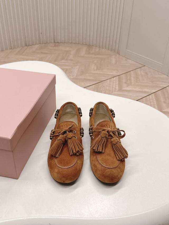 出 Miumiu 2025秋冬乐流苏串珠老钱风 乐福鞋半拖鞋 太好看了，麂皮“一脚蹬”复古鞋~俏皮的系带流苏，复古的干异色系，内里磨毛的设计让穿着体验度更加高涨