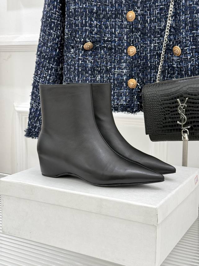 厂价 Khaite25Wf新品复古尖头增高短靴 这双短靴为步履注入时光淬炼的锋芒。 标志性尖头流畅延伸 与雕塑感弧形高跟自然衔接 4厘米增高设计不着痕迹拉长腿部