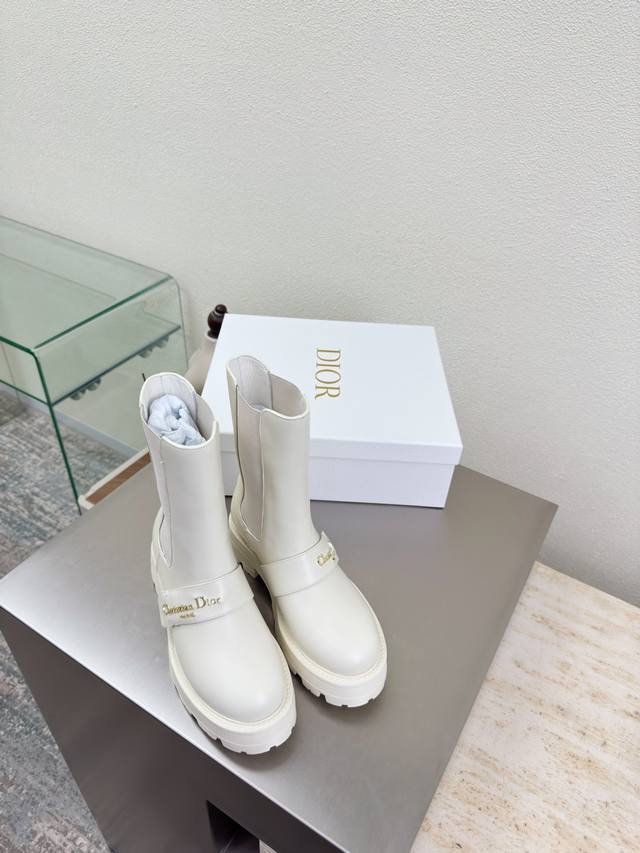 切尔西 松紧靴 Dior 厚底 金属字母Logo装饰 短靴 原版一致 米白 头层牛皮 质感满满 小牛皮 鞋型升级到极致脚感 超级美 今年必不可少的时尚单品 D-