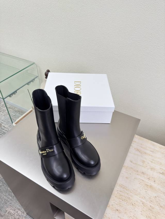 切尔西 松紧靴 Dior 厚底 金属字母Logo装饰 短靴 原版一致 黑色 头层牛皮 质感满满 小牛皮 鞋型升级到极致脚感 超级美 今年必不可少的时尚单品 D-