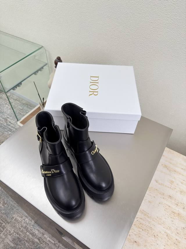 Dior 厚底 金属字母Logo装饰 短靴 原版一致 黑色 头层小牛皮 质感满满 小牛皮 鞋型升级到极致脚感 超级美 今年必不可少的时尚单品 D-Doll系列经