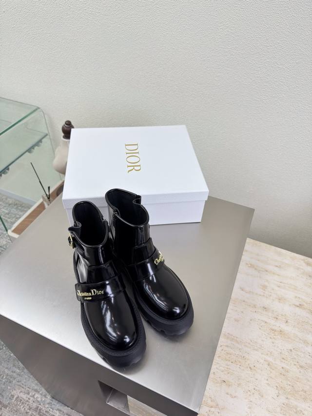 Dior 厚底 金属字母Logo装饰 短靴 原版一致 黑色小牛漆皮 质感满满 小牛皮 鞋型升级到极致脚感 超级美 今年必不可少的时尚单品 D-Doll系列经典珍
