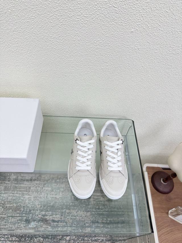 Dior 薄底 运动鞋 原版一致 灰色搭配白色大底 头层牛皮 质感满满 小牛皮 鞋型升级到极致脚感 超级美 今年必不可少的时尚单品 D-Doll系列经典珍珠配饰