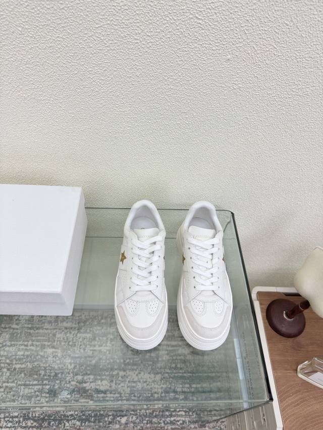 Dior 厚底 运动鞋 原版一致 白色 头层牛皮 质感满满 小牛皮 鞋型升级到极致脚感 超级美 今年必不可少的时尚单品 D-Doll系列经典珍珠配饰时髦又百搭，
