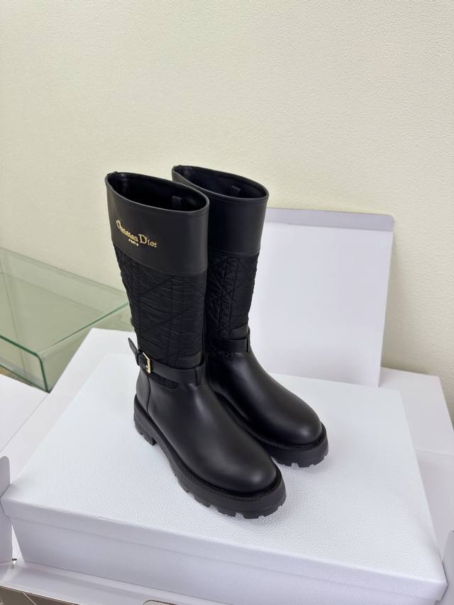 高版本 精致做工 羽绒材质 及膝高靴 Dior 厚底 金属字母Logo装饰 原版一致 黑色 头层牛皮 质感满满 小牛皮 鞋型升级到极致脚感 超级美 今年必不可少