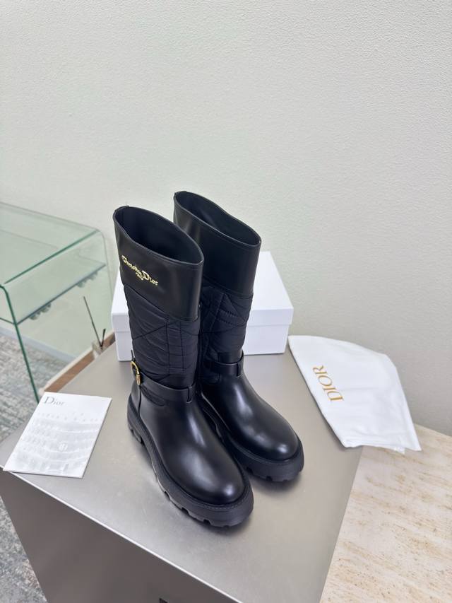 搭配羽绒棉 及膝高靴 Dior 厚底 金属字母Logo装饰 原版一致 黑色 头层牛皮 质感满满 小牛皮 鞋型升级到极致脚感 超级美 今年必不可少的时尚单品 D-