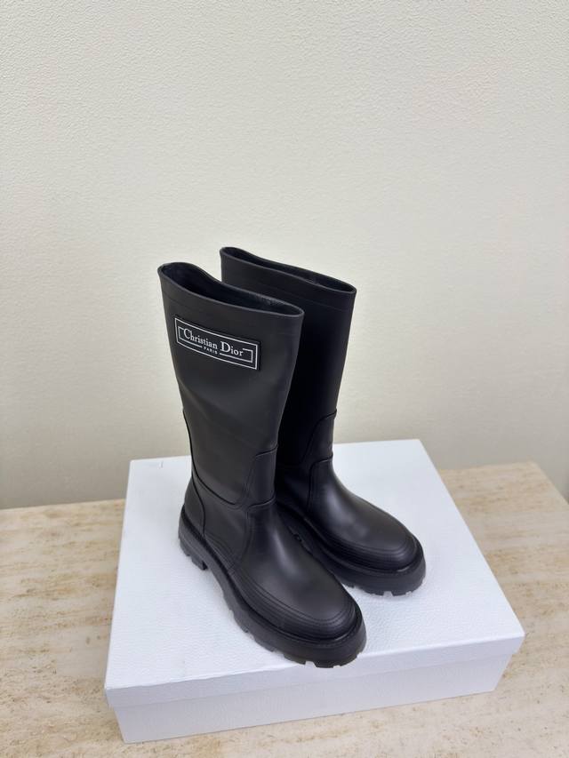 粗线设计 胶标Logo 机车靴 Dior 原版一致 黑色 小牛皮 粗线设计 橡胶标Logo 质感满满 鞋型升级到极致脚感 超级美 今年必不可少的时尚单品 D-D