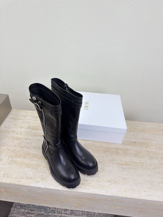 及膝高靴 金属拉链 机车靴 Dior 运动鞋 原版一致 黑色 小牛皮 金属拉链设计 质感满满 鞋型升级到极致脚感 超级美 今年必不可少的时尚单品 D-Doll系
