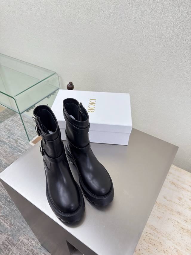 金属拉链 机车靴 Dior 运动鞋 原版一致 黑色 小牛皮 金属拉链设计 质感满满 鞋型升级到极致脚感 超级美 今年必不可少的时尚单品 D-Doll系列经典珍珠