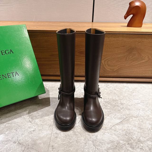 出厂 Bv 女士James 及膝高靴 家族元素 Bottega Venet* 对标对版 五金原版一致 请对比官图 Bv一脚蹬 骑士靴 五金对版 一致 选用西班牙