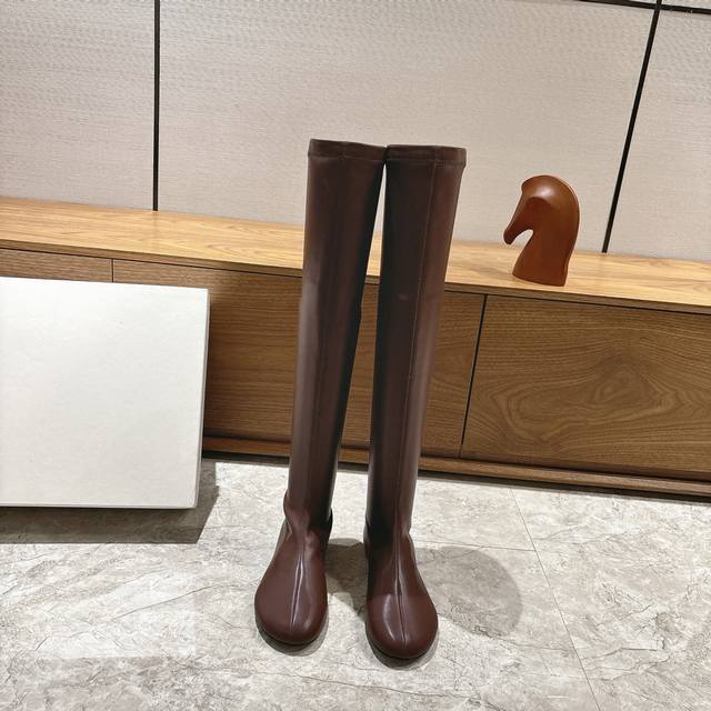 出厂 Carven 卡纷 作为一个具有法式优雅风格的品牌，其女士弹力靴通常融合了时尚设计与实用功能。 采用优质弹力羊皮制作，羊皮具有柔软、透气、耐磨等特点，能够