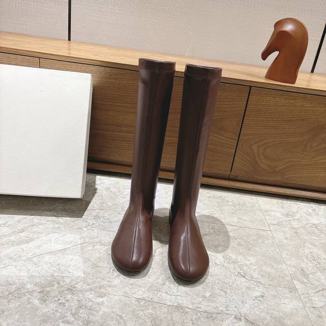 出厂 皮面 Carven 卡纷 作为一个具有法式优雅风格的品牌，其女士弹力靴通常融合了时尚设计与实用功能。 采用优质弹力羊皮制作，羊皮具有柔软、透气、耐磨等特点