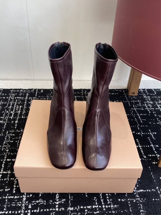 代购级 Miu Miu 25Ss 弹力 短靴 秋冬走秀新款短靴！ 今年最值得入手的靴子 没有之一！超多网红明星上脚 Miumiu今年秋冬确实泰酷辣 秋冬限定款