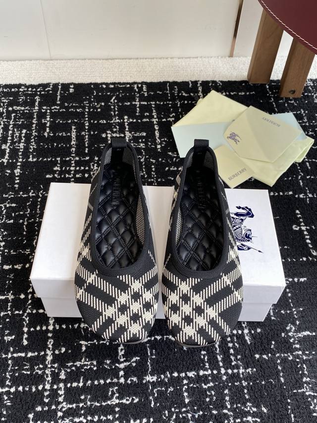东莞代购级 Burberry同款战马菱格平底单鞋！当法式浪漫邂逅战马图腾，复古刺绣绽放在柔软真皮之上。 这款菱格浅口芭蕾舞鞋，以一脚蹬的随性设计，打破优雅与休闲