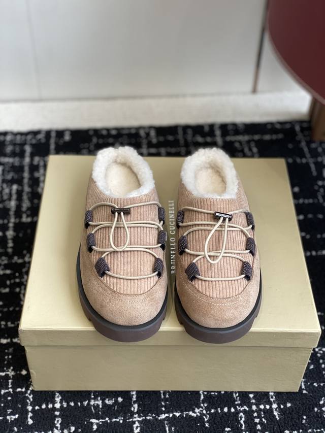 代购级半拖 靴子390 Brunello Cucinelli 25Ss 冬季新款 雪地靴 羊羔毛包子半拖 Bc有着原汁原味意大利奢侈审美Dna，以及对女性的深刻
