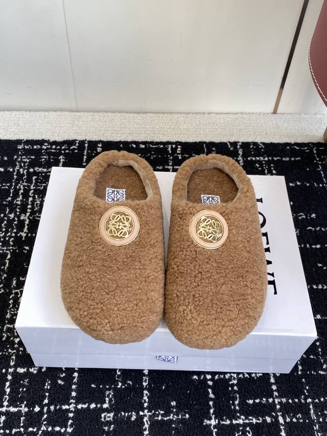 代购级 Loewe 25Ss 秋冬系列 羊毛 半拖 这个品牌刚出我就心动了 代购找很久才买到货，真的一鞋难求，真的超级好看，姐妹们给我冲 Size：35-40