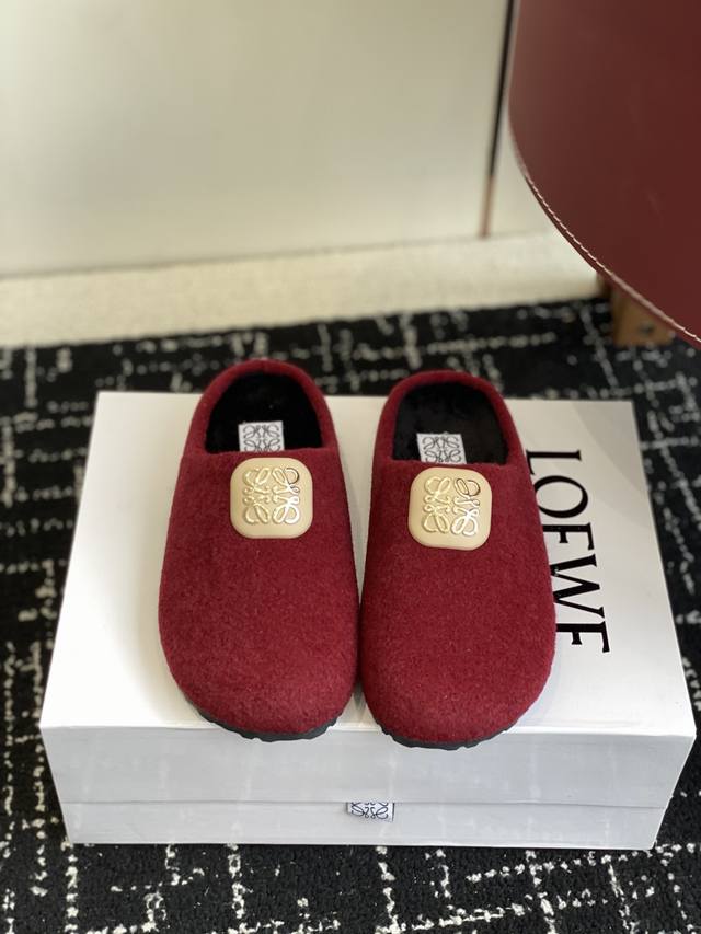 代购级 Loewe 25Ss 秋冬系列 拖鞋这个品牌刚出我就心动了 代购找很久才买到货，真的一鞋难求，真的超级好看，姐妹们给我冲 Size：35-40 40定做