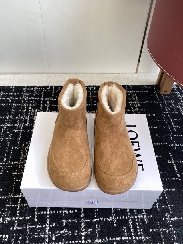 代购级 Loewe 25Ss 秋冬 罗意威 也有自己的雪地靴了！ 罗意威皮毛一体靴俺就说能保暖还能这么轻这么软乎的靴子也只能是罗意威了吧羊皮毛一体的材质 在百年