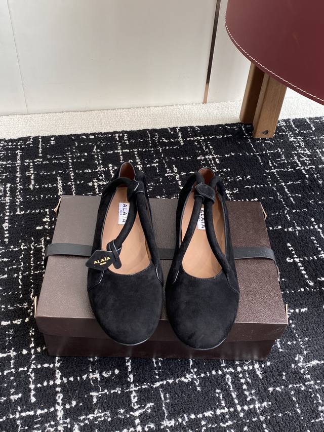 代购级 Alaia 25Ss 春夏 芭蕾舞鞋 法国高端一线高定品牌 Azzedinealaia:时尚界最后的手艺人 只忠于展现女性身体曲线的裁剪之王 始创于19