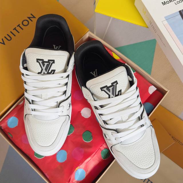 顶级版本：情侣款 Lv Trainer路易威登 驴牌 L家 情侣款 休闲 运动鞋 滑板鞋 原版购入开发 做货 本款 Lv Trainer 运动鞋为光滑牛皮革描绘