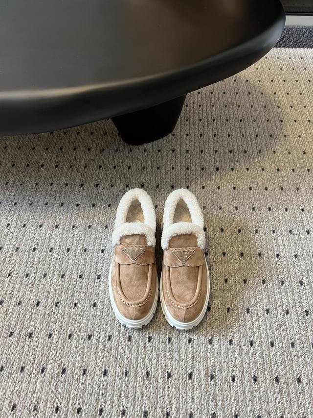代购级 prada 早秋秀款毛里休闲鞋明星网红同款 p家23Fw经典三角标系列 粉粉嫩嫩毛茸茸的上脚超级舒服 冬天保暧必备 经典出品 冻脚的姐妹可以安排上了 巨
