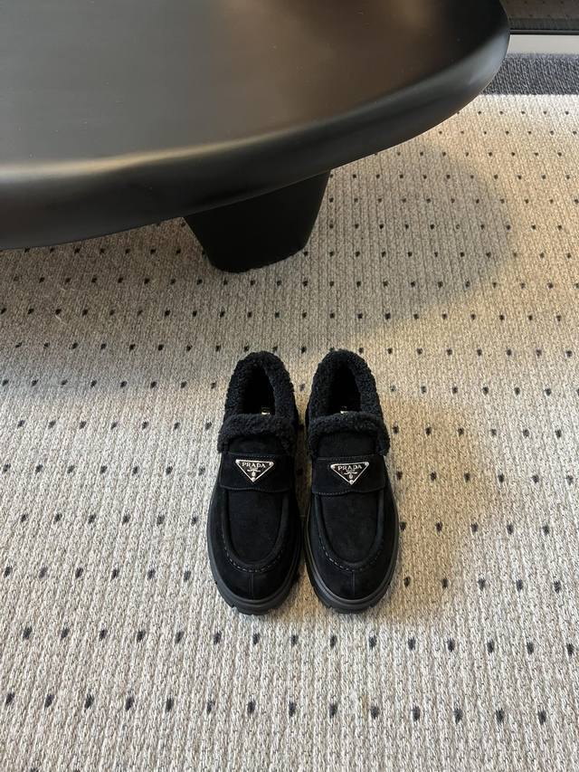 代购级 prada 早秋秀款毛里休闲鞋明星网红同款 p家23Fw经典三角标系列 粉粉嫩嫩毛茸茸的上脚超级舒服 冬天保暧必备 经典出品 冻脚的姐妹可以安排上了 巨