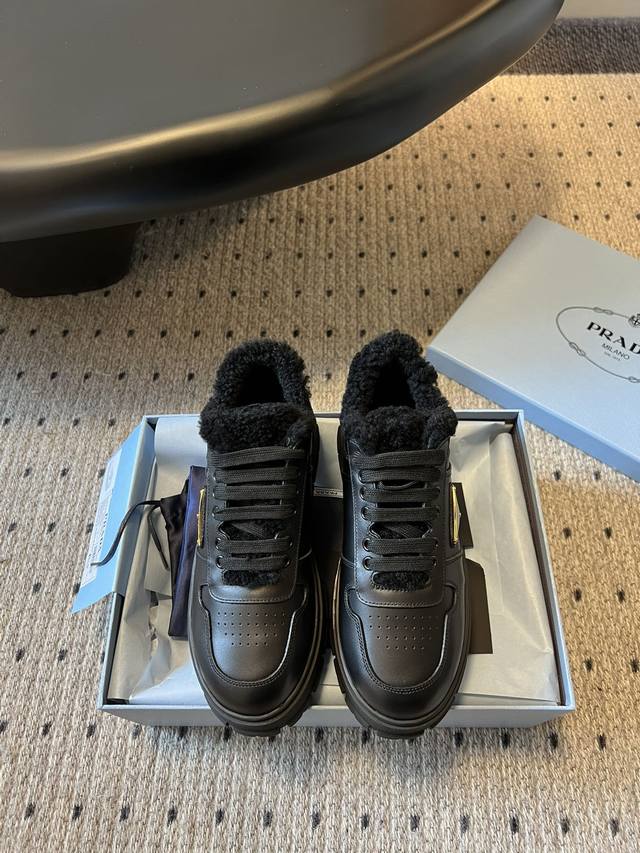 新品 prad* 23 普拉达抓绒款厚底金标运动鞋 好暖的鞋子，看着也是萌萌哒，穿在脚上不显脚大 看着软软糯糯的同时，保暖性又很好 甄选进口小牛皮材质，内里皮毛