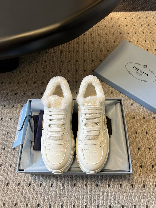 新品 prad* 普拉达抓绒款厚底金标运动鞋 好暖的鞋子，看着也是萌萌哒，穿在脚上不显脚大 看着软软糯糯的同时，保暖性又很好 甄选进口小牛皮材质，内里皮毛一体羊