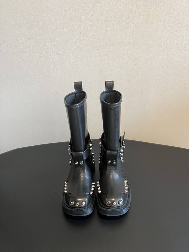 Alexanderwang Aw大王铆钉皮革扣靴马丁靴 亚历山大王最新元素牛筋底 复古重工金属风，女生冬季必备，由黑色小牛皮制成，采用粗中跟设计，鞋面金属铆钉与