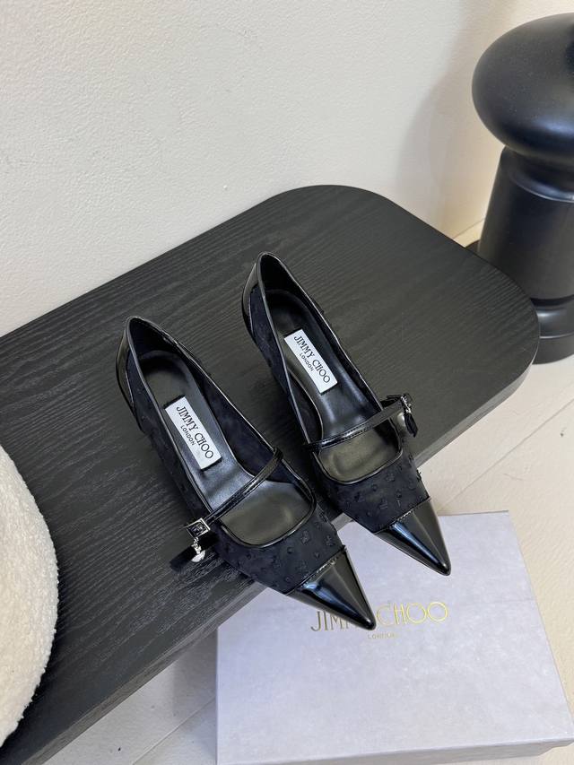 Jimmy Choo 将圆润光泽镶嵌于足尖 为你的穿搭映亮魅力，璀璨每刻 莹润动人，轻易动心 Jimmy Choo 2025秋款系列 纤彩绽放，映亮每日风采 面