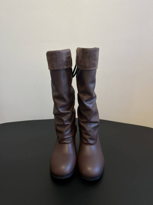 Cotem* 秋冬系列 25 Ss 堆堆靴 充分携带慵懒意志的呈现。光滑细腻的牛皮革可随意堆叠或翻折穿着，内里麂皮绒为靴筒增添层次。后尾绑带既可微调节靴口尺寸，