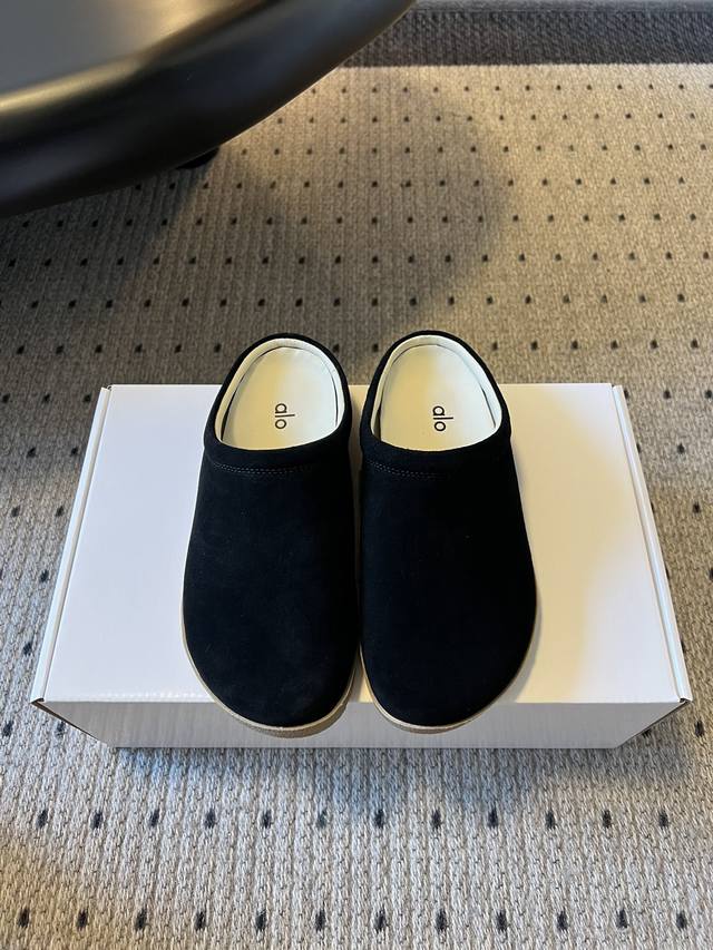 Alo25Ss 新品休闲单鞋 简约即王道 散发随性慵懒感 一脚蹬设计 轻松又自在 时髦精出街 宅家都可 拿捏松弛氛围感 为日常注入随性与格调 鞋面选用质感上乘的