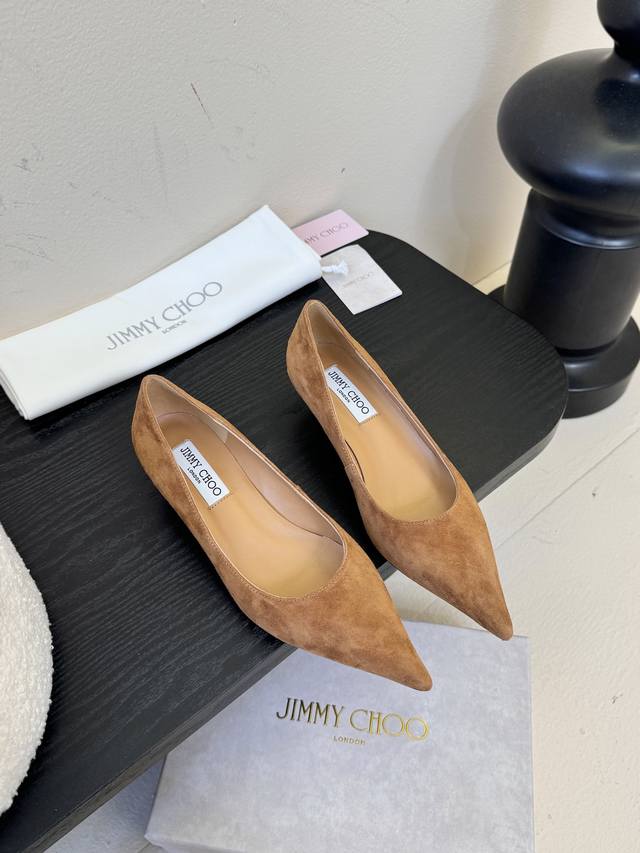 Jimmy Choo 将圆润光泽镶嵌于足尖 为你的穿搭映亮魅力，璀璨每刻 莹润动人，轻易动心 Jimmy Choo 2025秋款系列 纤彩绽放，映亮每日风采 面