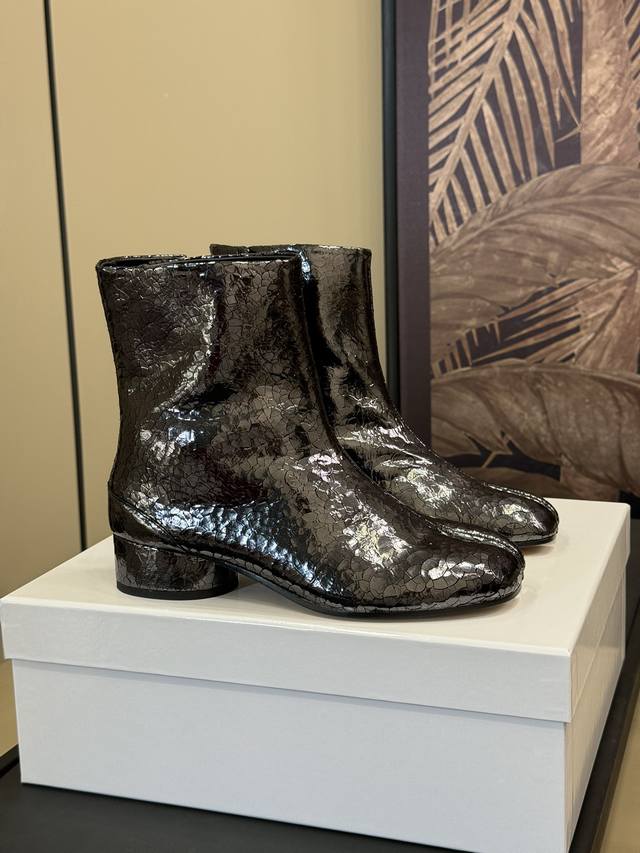 Maisonmargiela 把 Tabi短靴焊在脚上秋冬时节永远可以相信短靴，风度温度兼具，稳稳拿捏住时髦高级感。 *靴筒高度正好包住脚踝，拉长腿部线条还显瘦
