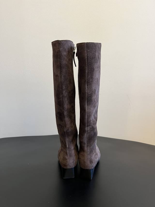 Hidem* 25Ss 方尖头切尔西雾面亮牛皮厚底方跟长靴 属于切尔西靴款式，具有经典的切尔西靴特征，比如侧边有松紧带或者拉链设计，整体靴型流畅，能够很好地贴合