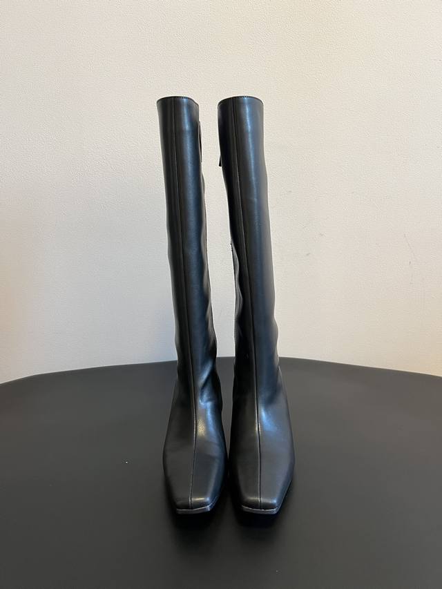 Hidem* 25Ss 方尖头切尔西雾面亮牛皮厚底方跟长靴 属于切尔西靴款式，具有经典的切尔西靴特征，比如侧边有松紧带或者拉链设计，整体靴型流畅，能够很好地贴合