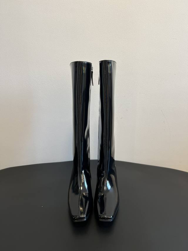 Hidem* 25Ss 方尖头切尔西雾面亮牛皮厚底方跟长靴 属于切尔西靴款式，具有经典的切尔西靴特征，比如侧边有松紧带或者拉链设计，整体靴型流畅，能够很好地贴合