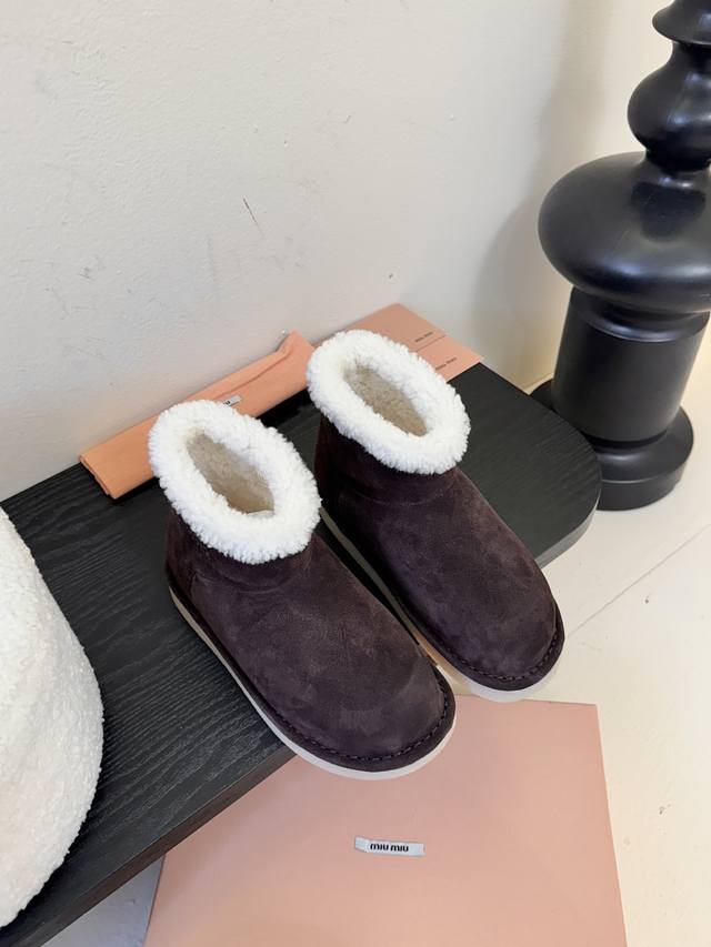 Miu Mi* 25Fw Deck Shoes 雪地靴 这是一款雪地靴，有浅米色和深棕色等款式。外观上，鞋面采用质感细腻的反绒皮材质，鞋口处环绕着一圈蓬松柔软的