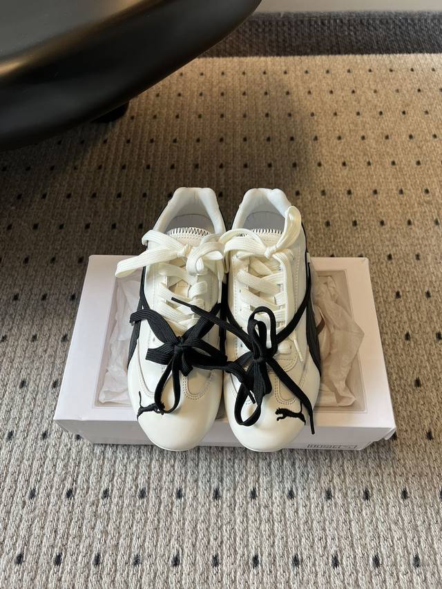 彪马 puma Ultrasoft Speedcats Rose同款板鞋 有黑底白饰和白底黑饰两种配色，均采用皮革材质打造，质感高级且有光泽。鞋身侧边有标志性的