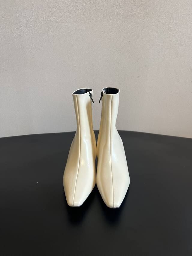 代购级 莞厂高品质Toteme 25Ss 猫跟小短靴 Toteme 的显著审美观为“雅致休闲奢华”，该服装产品线属于瑞典夫妇 Elin Kling 和 Karl
