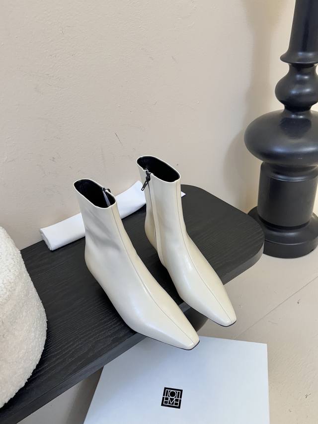 Toteme 25Ss 猫跟小短靴 Toteme 的显著审美观为“雅致休闲奢华”，该服装产品线属于瑞典夫妇 Elin Kling 和 Karl Lindman