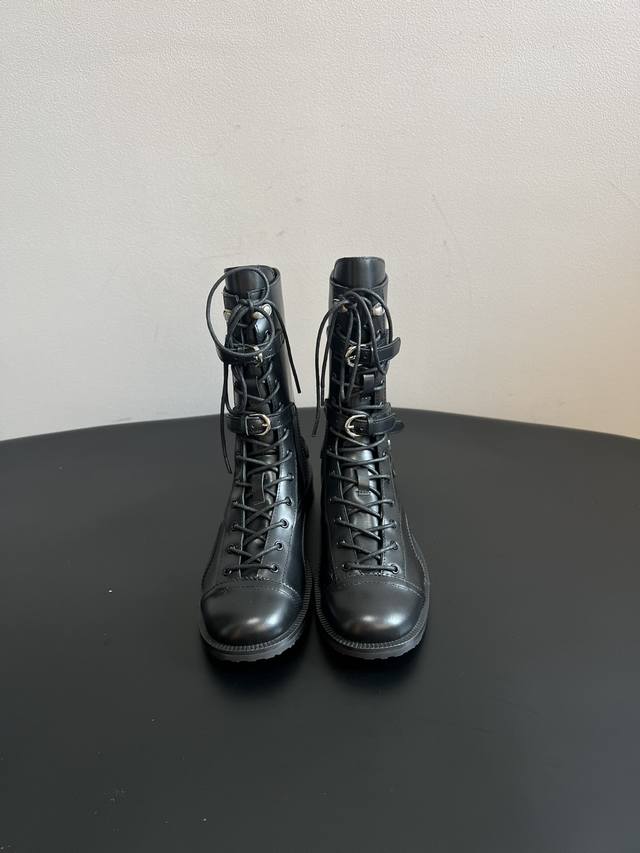 Cotem* 秋冬系列 25 Ss 复古绑带马丁靴 鞋身采用系带设计，搭配金属扣环装饰，增加了工装风与朋克风的元素，让鞋子更具个性；鞋头为圆头设计，穿着舒适且复