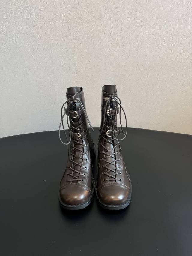 Cotem* 秋冬系列 25 Ss 复古绑带马丁靴 鞋身采用系带设计，搭配金属扣环装饰，增加了工装风与朋克风的元素，让鞋子更具个性；鞋头为圆头设计，穿着舒适且复