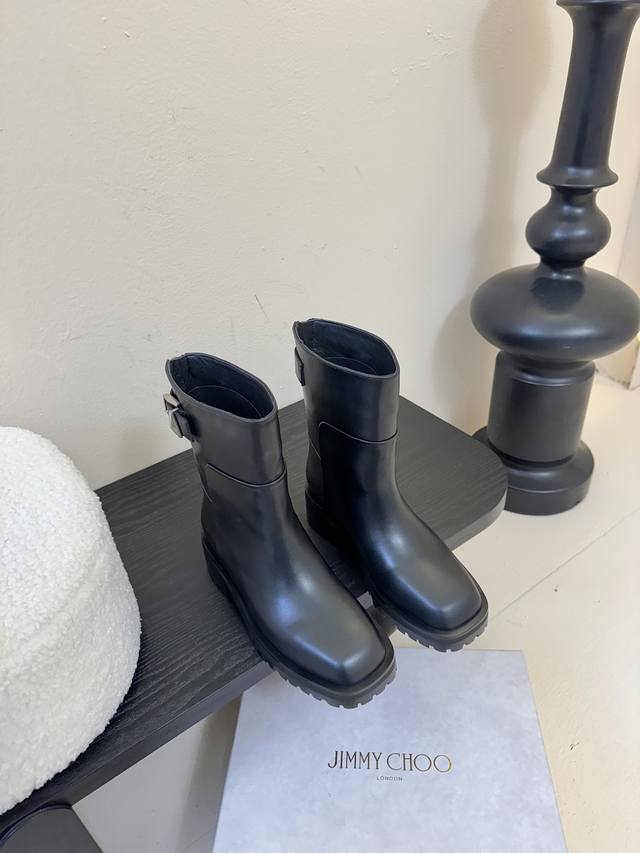 Jimmycho 新品靴 利落线条勾勒酷飒轮廓 简约自带高级气场 靴型贴合腿部 轻松拿捏时髦张力 是街头吸睛 风格进阶的宝藏单品 鞋面：进口小牛皮 内里：进口牛