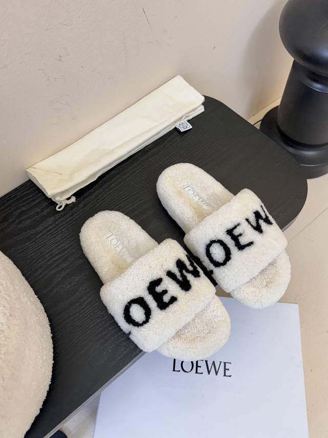 Loewe罗意威走秀主推羊毛拖鞋系列，新品上线，芬具桌脚设计灵感改创于今年秀场的主推系列鞋履 当季新品拖鞋，众所周知，鞋子永远设计为高级感满满的，高端大气上档次