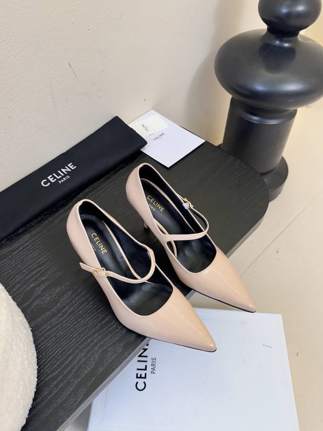 Celine思琳秋冬凯旋门时装高跟鞋 柔美的露脚设计， 上脚真的超级显瘦超级美 C家特定的精致凯旋门Logo 好看到爆 鞋面：原版漆牛皮 内里 垫脚：采用顶级混