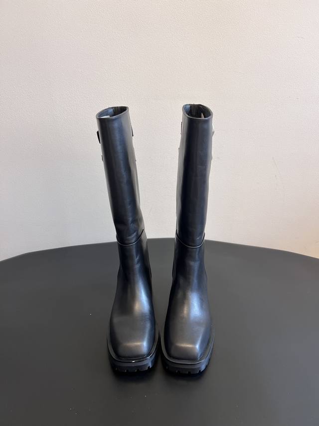 Jimmy Cho* 25Ss 黑色金属扣饰牛皮靴 采用优质牛皮打造，皮质细腻有光泽，质感高级；金属扣饰设计是点睛之笔，为整体增添了硬朗的机车风元素。橡胶大底，