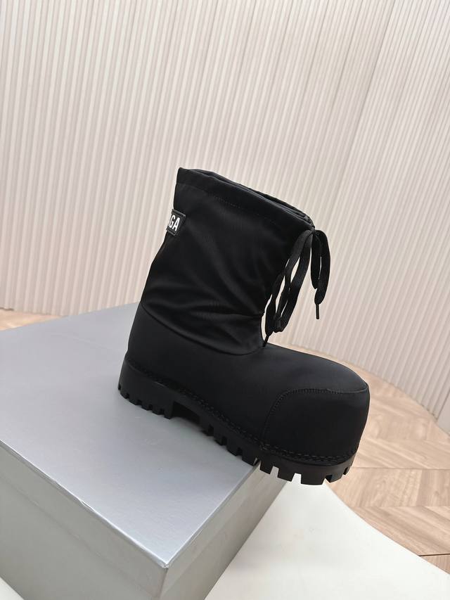 女款 男款 巴黎世家 Skiwer新款胖头靴雪地靴情侣鞋羊羔毛滑雪靴 原版购入 Zp解剖开发 鞋面选用意大利进口材料结合澳洲羊毛，内里和垫脚均是采用整张澳洲羊毛