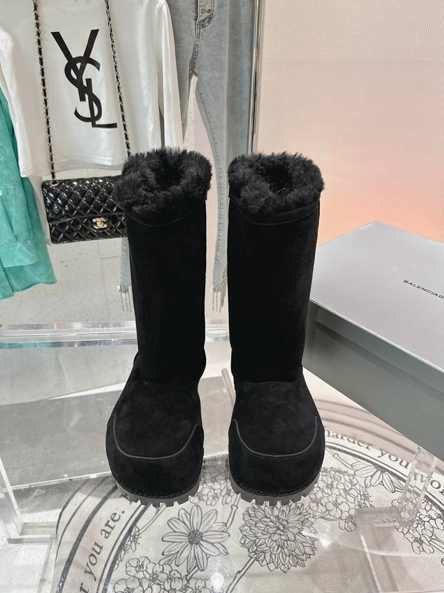 女 男 巴黎世家 新款胖头靴雪地靴情侣鞋羊羔毛滑雪靴 原版购入 Zp解剖开发 鞋面选用意大利进口材料结合澳洲羊毛，内里和垫脚均是采用整张澳洲羊毛，毛质特别厚实保