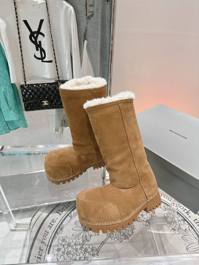 女 男 巴黎世家 新款胖头靴雪地靴情侣鞋羊羔毛滑雪靴 原版购入 Zp解剖开发 鞋面选用意大利进口材料结合澳洲羊毛，内里和垫脚均是采用整张澳洲羊毛，毛质特别厚实保